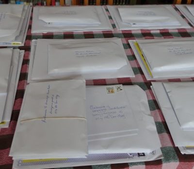 Enveloppen gevuld met kaarten en brieven