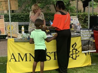 Stand van Amnestygroep Harderwijk in het Hortuspark